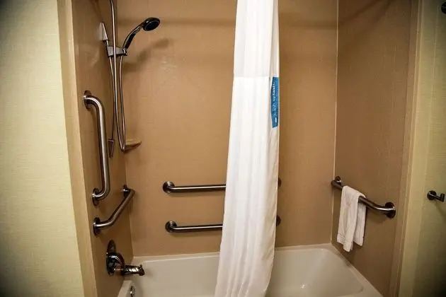 Oda, 2 Büyük (Queen) Boy Yatak, Engellilere Uygun, Sigara İçilmez