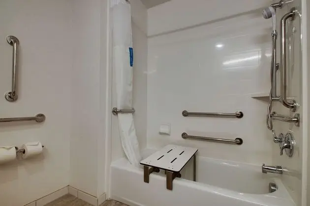 Oda, 2 Büyük (Queen) Boy Yatak, Engellilere Uygun, Küvet