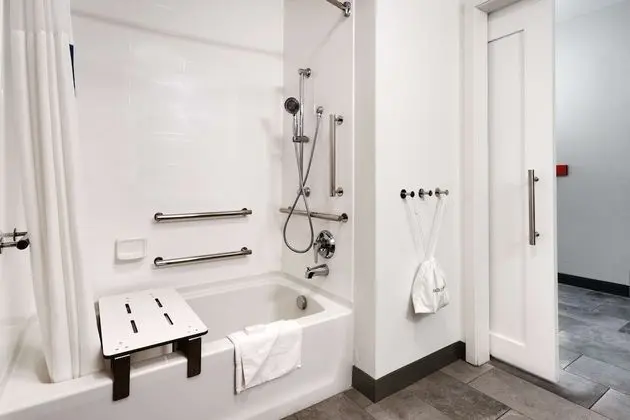 Oda, 2 Büyük (Queen) Boy Yatak, Engellilere Uygun, Küvet