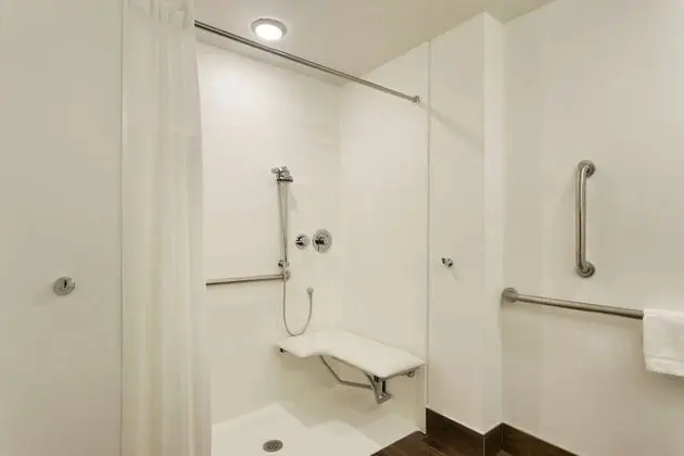 Oda, 2 Çift Kişilik Yatak, Engellilere Uygun (Roll-In Shower)
