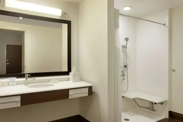 Oda, 2 Çift Kişilik Yatak, Engellilere Uygun (Roll-In Shower)