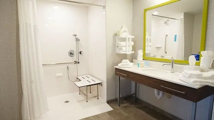 Oda, 1 En Büyük (King) Boy Yatak, Engellilere Uygun (Mobility & Hearing, Roll-in Shower)