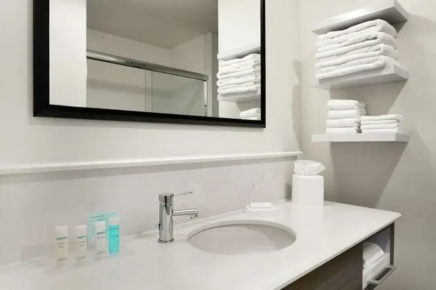 Oda, 1 En Büyük (King) Boy Yatak, Engellilere Uygun, Küvet