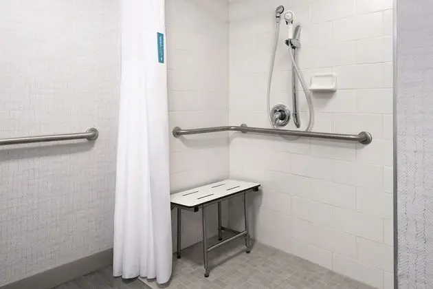 Oda, 1 En Büyük (King) Boy Yatak, Engellilere Uygun (Mobility & Hearing, Roll-in Shower)