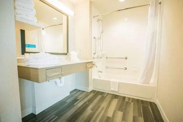 Oda, 1 En Büyük (King) Boy Yatak, Engellilere Uygun, Sigara İçilmez (mob/hearing acc w/ bathtub)
