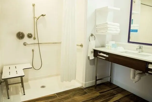 Oda, Engellilere Uygun (Mobility & Hearing, Roll-in Shower)