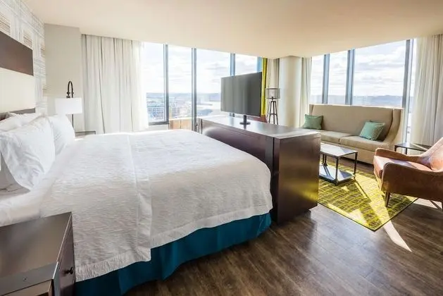Room, 1 King Bed, Refrigerator, Stadium view