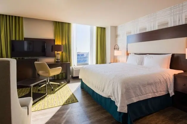 Room, 1 King Bed, Refrigerator, Stadium view