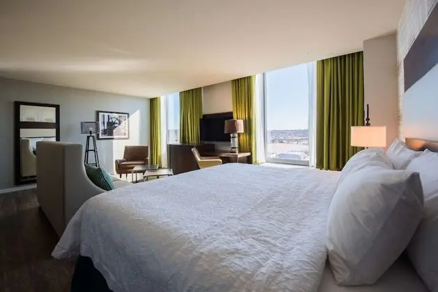 Room, 1 King Bed, Refrigerator, Stadium view