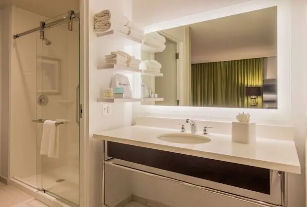Room, 1 King Bed, Refrigerator, Stadium view