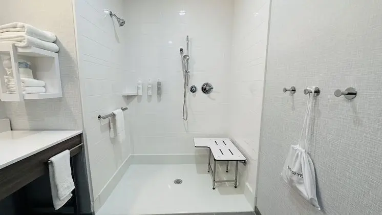 Oda, 1 En Büyük (King) Boy Yatak, Engellilere Uygun, Küvet