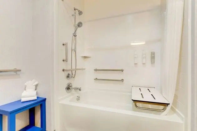 Oda, 1 En Büyük (King) Boy Yatak, Engellilere Uygun, Küvet