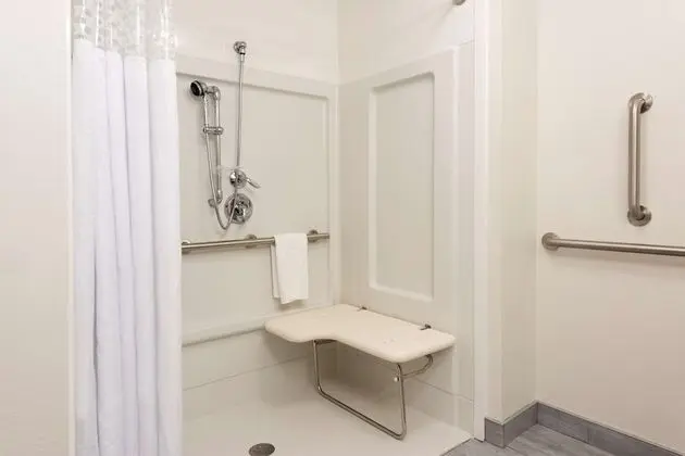 Oda, 1 En Büyük (King) Boy Yatak, Engellilere Uygun, Sigara İçilmez (Roll-in Shower)