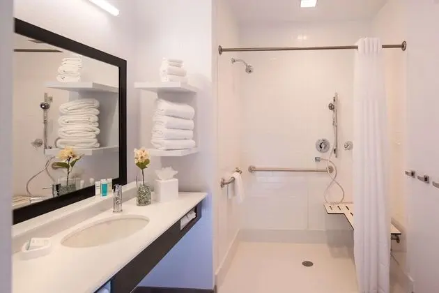 Oda, 1 En Büyük (King) Boy Yatak, Engellilere Uygun, Sigara İçilmez (Hearing & Rollin Shower)