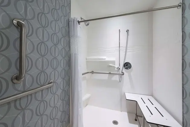 Oda, 2 Büyük (Queen) Boy Yatak, Engellilere Uygun, Sigara İçilmez