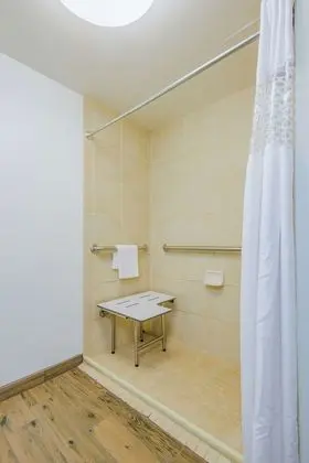 Oda, 1 Çift Kişilik Yatak, Engellilere Uygun, Sigara İçilmez