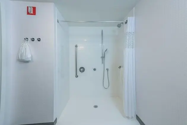 Oda, 2 Büyük (Queen) Boy Yatak, Engellilere Uygun (Roll-In Shower)
