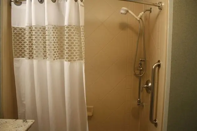 Oda, 2 Büyük (Queen) Boy Yatak, Engellilere Uygun, Sigara İçilmez