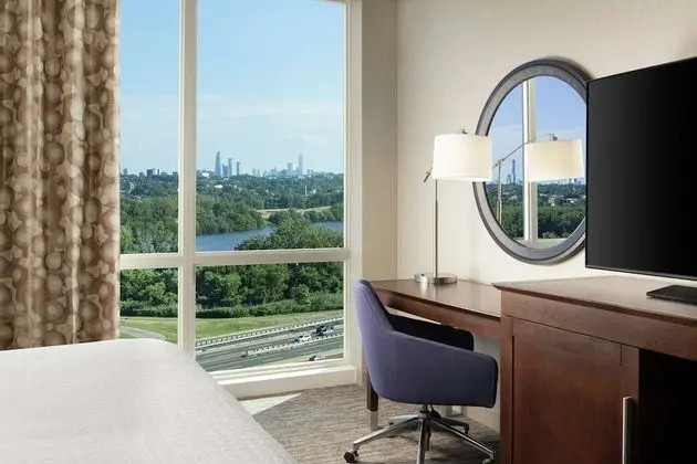 Room, 1 King Bed, Accessible, City View (Hearing)