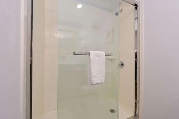 Oda, 2 Büyük (Queen) Boy Yatak, Sigara İçilmez (Shower Only)