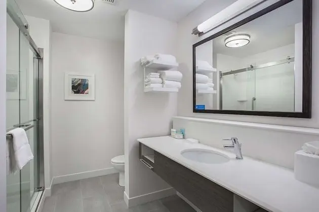 Oda, 1 En Büyük (King) Boy Yatak ve Çekyat, Buzdolabı ve Mikrodalga