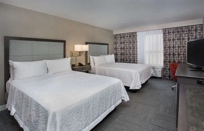 Oda, 2 Büyük (Queen) Boy Yatak, Buzdolabı ve Mikrodalga