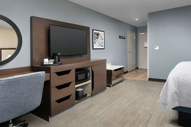 Oda, 1 En Büyük (King) Boy Yatak, Engellilere Uygun (Roll-In Shower)