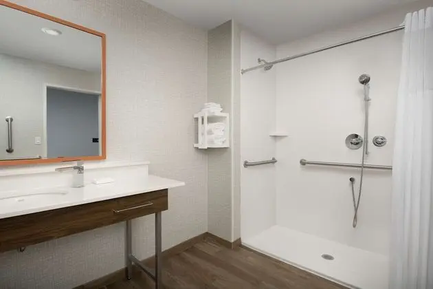 Oda, 1 En Büyük (King) Boy Yatak, Engellilere Uygun (Roll-In Shower)