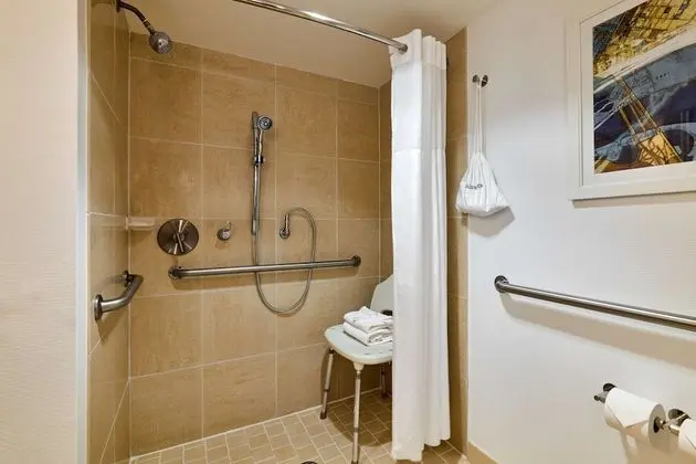 Oda, 2 Büyük (Queen) Boy Yatak, Engellilere Uygun (Mobility & Hearing, Roll-In Shower)
