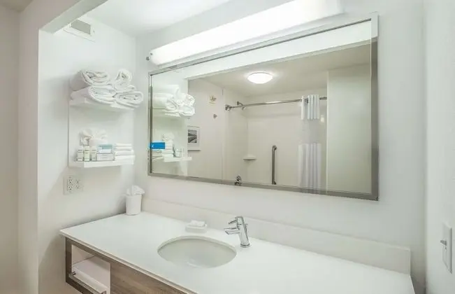 Oda, 2 Büyük (Queen) Boy Yatak, Engellilere Uygun, Küvet (Mobility &Hearing)