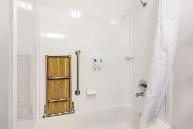 Oda, 2 Büyük (Queen) Boy Yatak, Engellilere Uygun, Sigara İçilmez (Roll-in Shower)