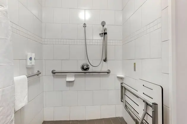 Oda, 2 Büyük (Queen) Boy Yatak, Engellilere Uygun, Sigara İçilmez (Roll-in Shower)