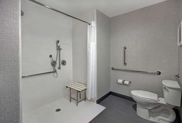 Oda, 2 Büyük (Queen) Boy Yatak, Engellilere Uygun (Roll-In Shower, Mobility & Hearing)
