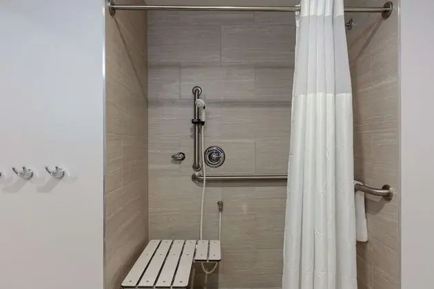 Oda, 1 En Büyük (King) Boy Yatak, Engellilere Uygun (Mobility & Hearing, Roll-in Shower)