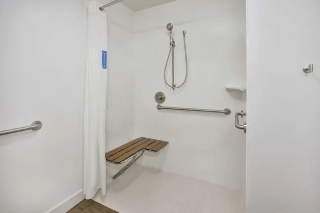 Oda, 2 Büyük (Queen) Boy Yatak, Engellilere Uygun (Roll-In Shower)