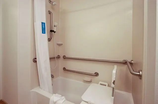 Oda, 2 Büyük (Queen) Boy Yatak, Engellilere Uygun, Sigara İçilmez