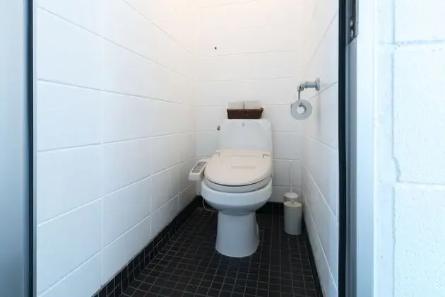 İki Ayrı Yataklı Oda, Ortak Banyo