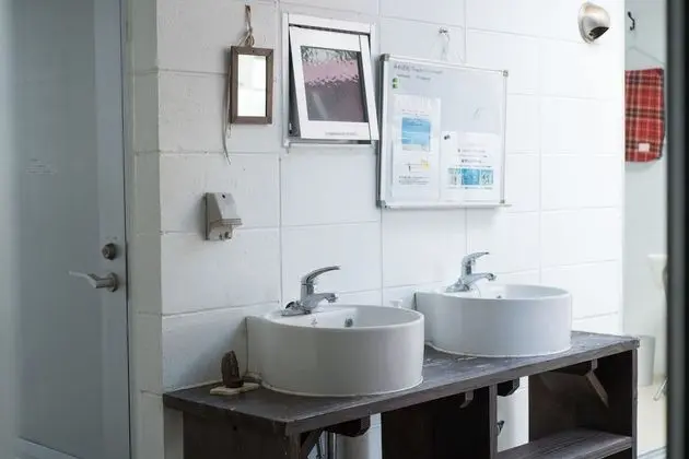 İki Ayrı Yataklı Oda, Ortak Banyo