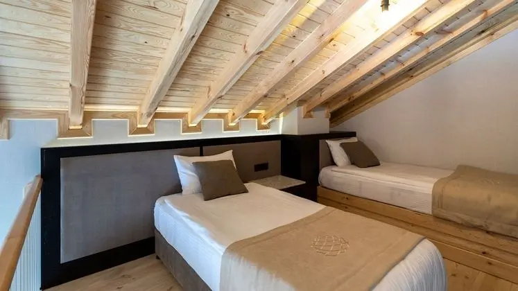 Dublex Quad Oda Deniz Manzaralı Ve Balkonlu