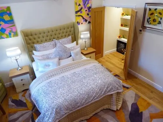 Tek Büyük Yataklı Oda (Sunflower Room)