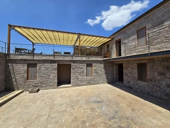Çift Kişilik, Avlu Manzaralı