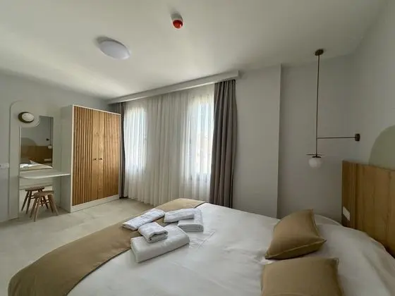 HAVUZ VE BAHÇE MANZARALI