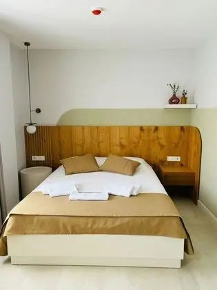 HAVUZ VE BAHÇE MANZARALI