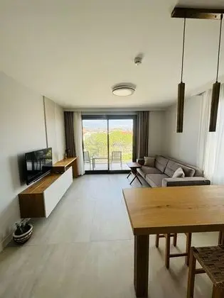 HAVUZ VE BAHÇE MANZARALI