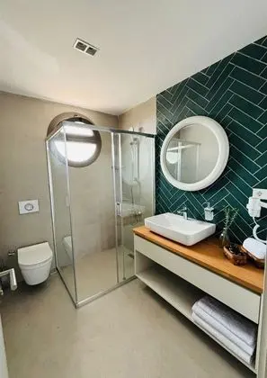 HAVUZ VE BAHÇE MANZARALI