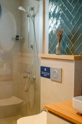 Suite, Havuz ve Bahçe Manzaralı