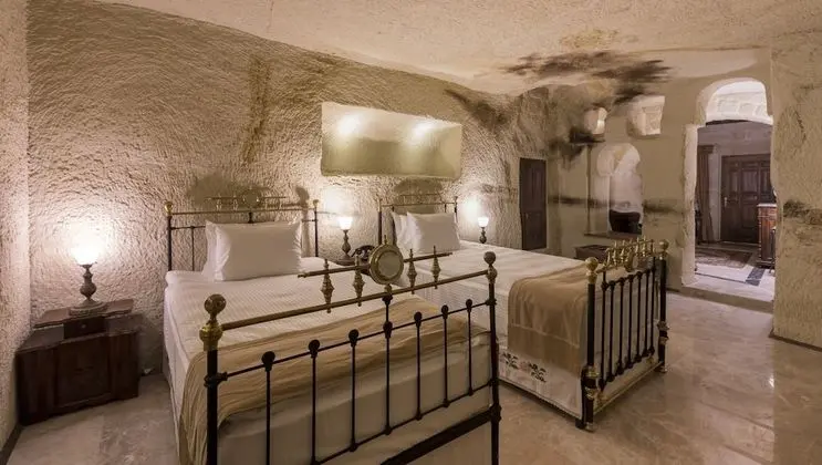 Deluxe Cave Suites