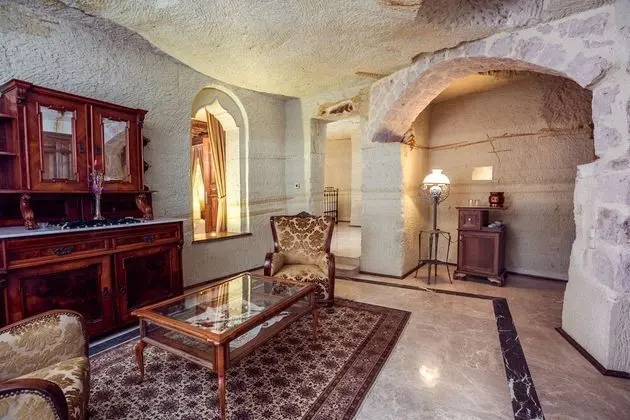 Deluxe Cave Suites