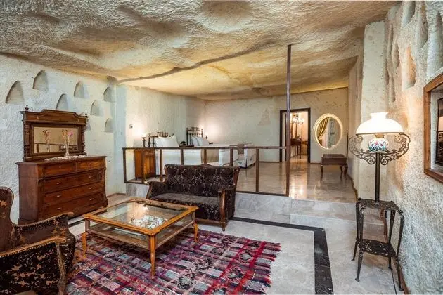 Deluxe Cave Suites