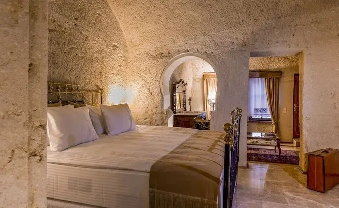 Deluxe Cave Suites